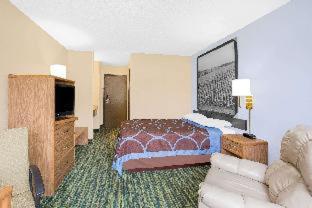 Queen Room - Non-Smoking interior